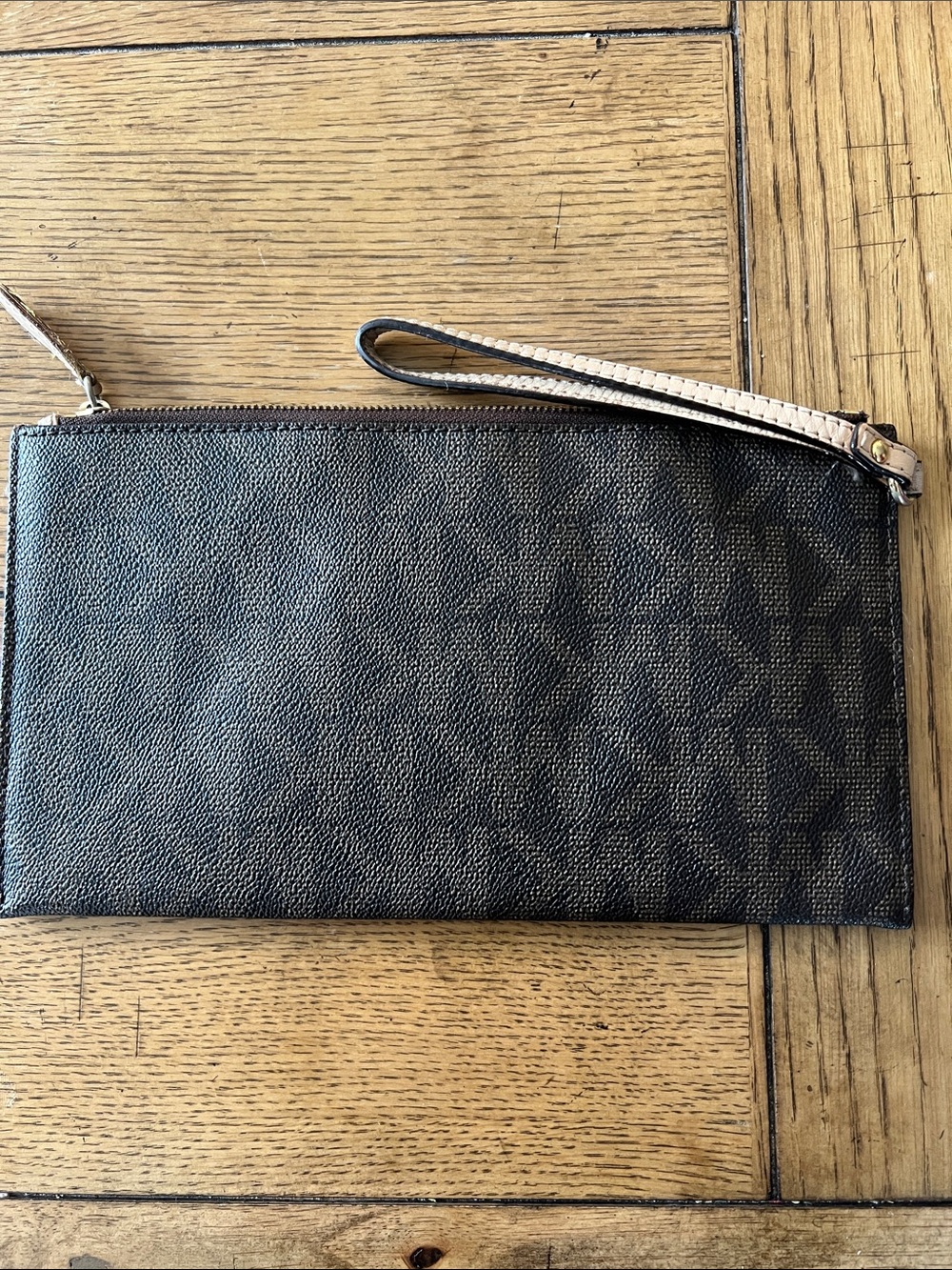 USED- Michael Kors Jet Set Signature Logo Wristlet - Picture 5 of 10